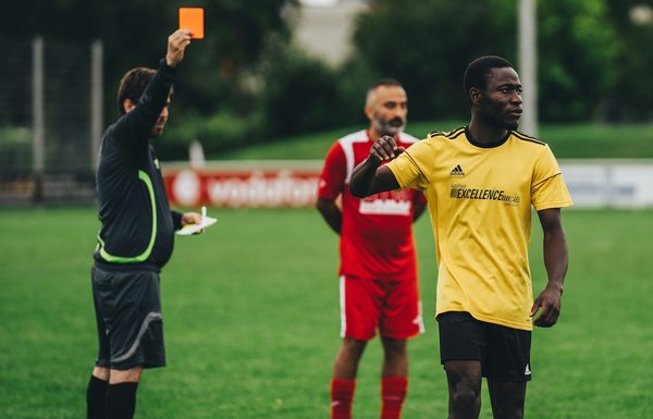 Décrypter les fautes de main au football